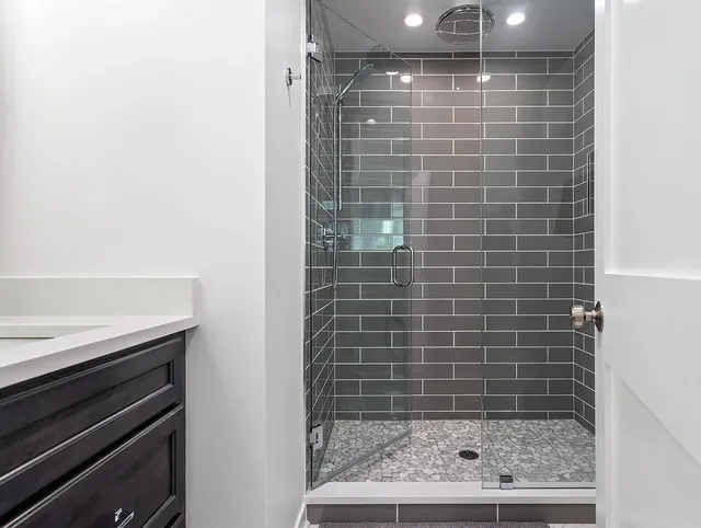 Bathroom remodeling, photograph 18