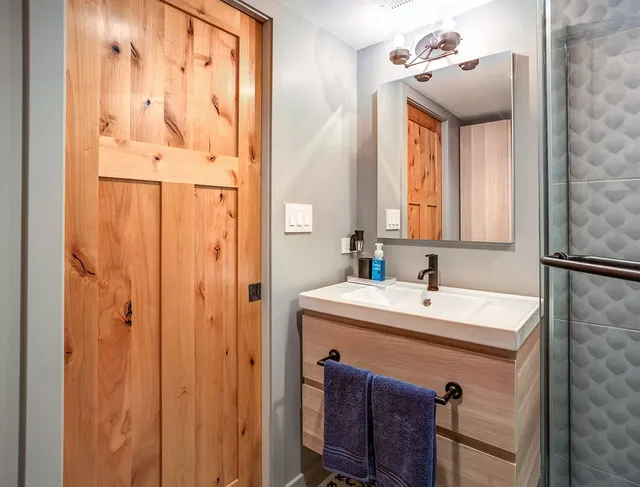 Bathroom remodeling, photograph 16