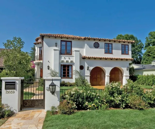 Exterior & poolside living, photograph 5