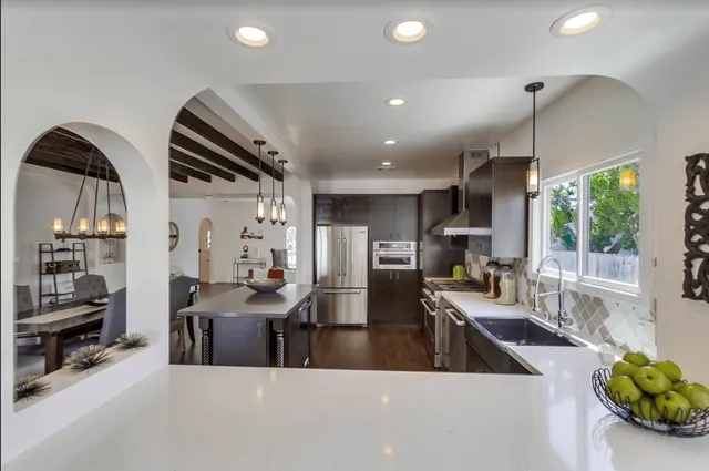 Kitchen remodeling, photograph 11