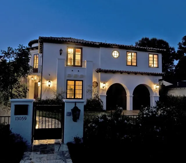 Exterior & poolside living, photograph 6