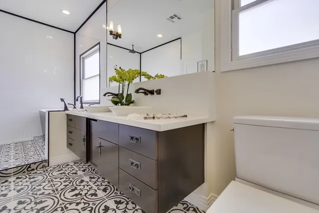 Bathroom remodeling, photograph 5