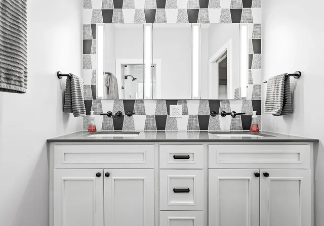 Bathroom remodeling, photograph 10