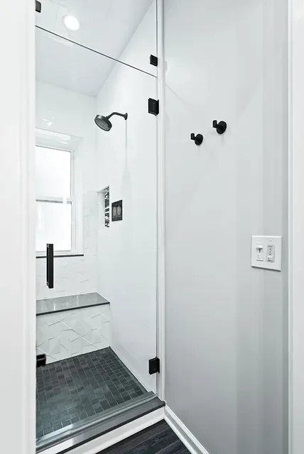 Bathroom remodeling, photograph 8