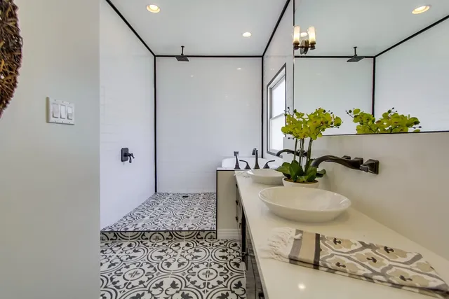 Bathroom remodeling, photograph 6