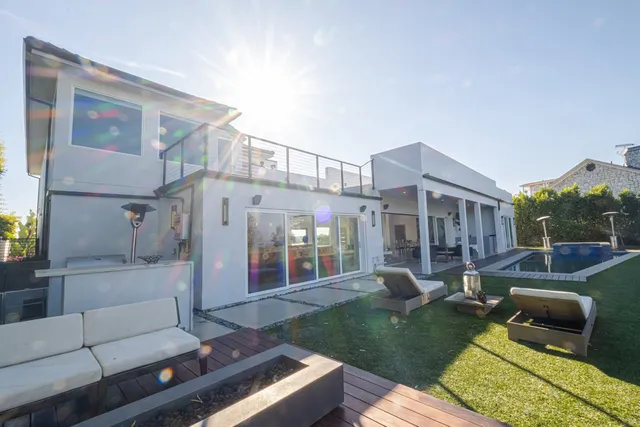 Exterior & poolside living, photograph 10