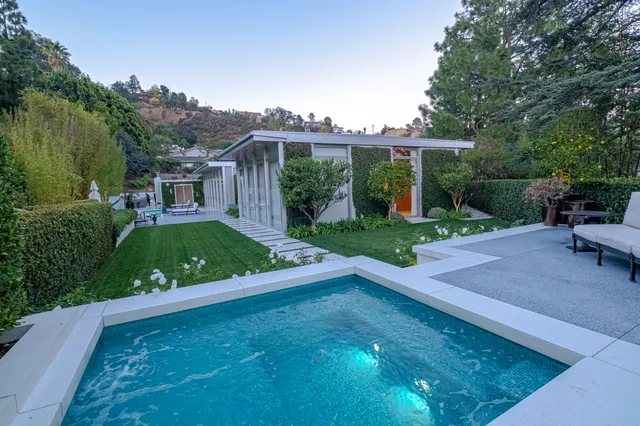 Exterior & poolside living, photograph 12