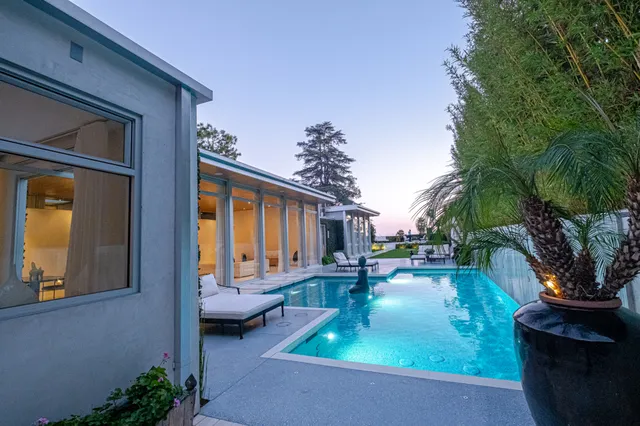 Exterior & poolside living, photograph 13