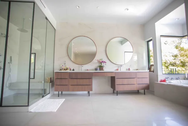 Bathroom remodeling, photograph 2